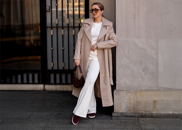 kobieta w dresie z torebką bagietką